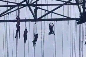 Рабочие чудом смогли зацепиться за тросы после обрушения строительных лесов на высоте 33 этажа