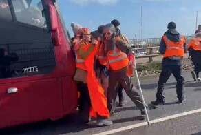 Автобус "подавил" акцию протеста в Великобритании