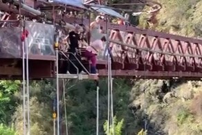 Парень сделал подарок своей девушке: прыжок с моста