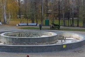 Дети под бдительным присмотром родителей сломали одну из достопримечательностей Башкирии