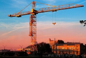 В ЖК Москвы заметили голого крановщика