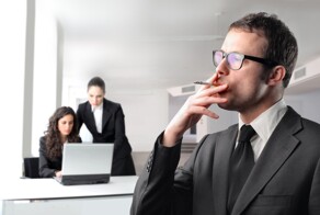 В Госдуме предложили давать дополнительный выходной для некурящих работников
