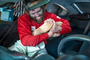 В США провели чемпионат по борьбе в салоне машины