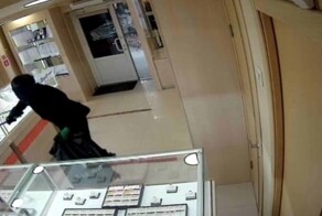 В Приморье мужчина «обнёс» ювелирный на 200 тысяч на глазах у продавца и сбежал