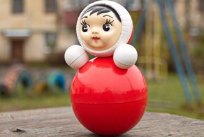 Красноярского художника оштрафовали за "тату" на игрушке-неваляшке