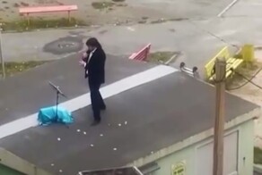 Любовь не видит опасностей: в Челябинске кавалер устроил целое романтическое шоу на трансформаторной будке