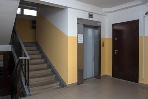 39-летняя дама закатила скандал в подъезде, перепугав всех соседей, после того как отказала 19-летнему партнёру в сексе