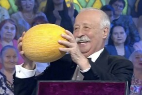 Мужчина продаёт дыню, которая досталась ему на "Поле чудес"