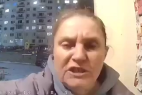 В Саратове пьяная женщина жестоко избила внучку у подъезда