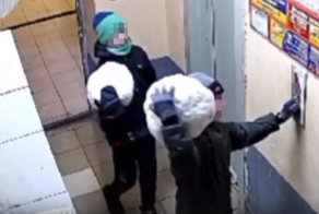 В Новосибирске два школьника скинули с высоты большие снежные шары