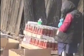 Очевидцы засняли, как сотрудники магазина уничтожают маркировку о сроке годности кетчупа