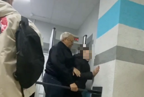 В Томской области охранник колледжа оседлал студента и не пустил его на занятия