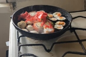 Карательная кулинария: рецепты роллов и суши, которые лучше не показывать японцам