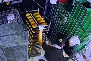 В Казахстане сорвался лифт, из которого двое мужчин выгружали стеллажи с хлебом