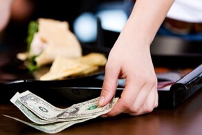 Американская официантка выразила возмущение тем, что европейцы не дают чаевых