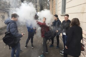 Учительница провела в школе "туалетный" рейд против вейперов и попала под проверку