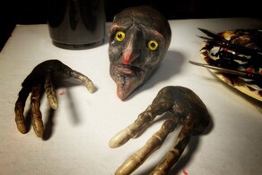 Художник сделал из пластиковой тыквы волшебного персонажа