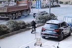 Грузовик чуть не задавил ребёнка