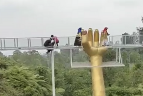 В Индонезии стеклянный мост разбился прямо под ногами туристов