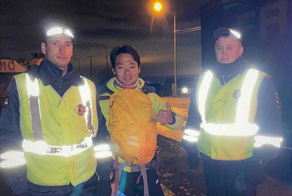 Полицейские спасли китайского туриста-автостопщика, застрявшего на трассе у Тольятти