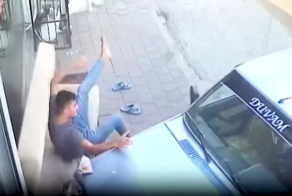 Автомобиль потревожил покой спящего на диване турка