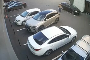 Без ДТП. Ходят слухи, что она до сих пор пытается выехать