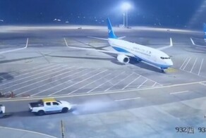 Работники аэропорта упустили прицеп и чуть не повредили самолёт