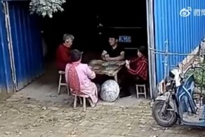Незваный гость разогнал пожилых картёжниц