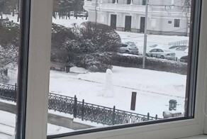 Хорошо стоял: в Екатеринбурге коммунальщики снесли необычную скульптуру из снега