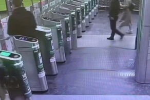 Безбилетник разбил створку турникета на станции метро