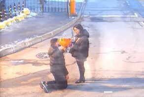 Букет против баллончика. В Петербурге двое влюбленных мужчин подрались из-за девушки