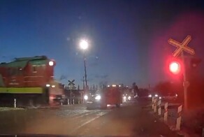 Джекпот! На красный по встречной полосе и под поезд