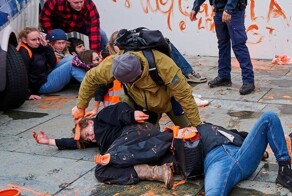 Полицейский измазал экоактивистку краской и попал под проверку