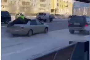В Якутске во время погони инспектор ДПС остановил нарушителя, запрыгнув на багажник автомобиля