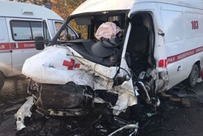 Авария дня. "Ужаленный" Порш устроил серьёзное ДТП с машиной скорой помощи