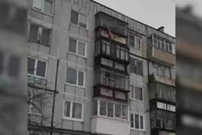 Висящий на балконе «ребёнок» напугал жителей дома в Северодвинске