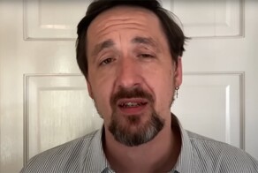 Уехавший актёр Артур Смольянинов* рассказал, что теперь он играет в латвийском подземном переходе