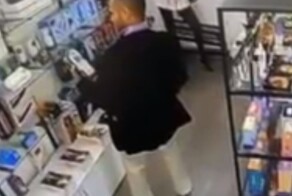 Житель столицы украл фаллоимитатор и тут же продал его случайному прохожему