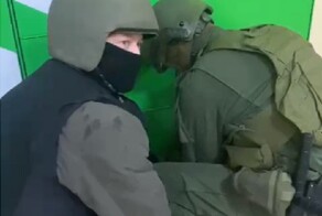Девочка случайно заперлась в ячейке постамата. И не смогла оттуда выйти