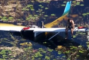 Пилота спасли после того, как он 9 часов просидел на крыле полузатопленного самолета в окружении аллигаторов
