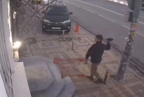 В Краснодаре мужчина с камнем штурмовал салон красоты