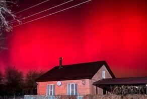 50 оттенков алого: россияне делятся в соцсетях кадрами неба, окрасившегося в фантастические цвета