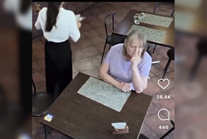 Женщина сидела в кафе и ждала, когда уйдет мужчина за соседним столиком, чтобы доесть его завтрак