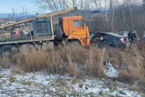 Авария дня. Стоишь, никого не трогаешь и тут в водительскую дверь прилетает Камаз
