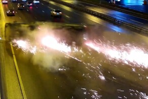 МКАД. Опрокидывание грузовика и небольшое ДТП с уворачивающимися автомобилями