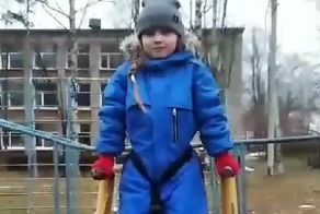 Семилетняя девочка из Перми установила рекорд России по отжиманиям на брусьях - но достижение не зарегистрировали, потому что у родителей нет денег