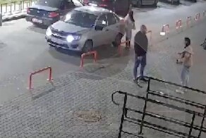 В Кирове двое здоровых мужиков жестоко избили девушку, которую кинули друзья