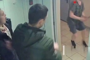 В Екатеринбурге мужчина с битой накинулся на пару в лифте