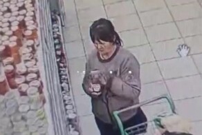 Женщина своей ложкой дегустировала консервы прямо с прилавка в супермакете
