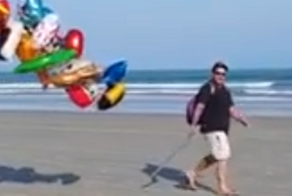 Впечатляющий запас воздушных шариков у торговца